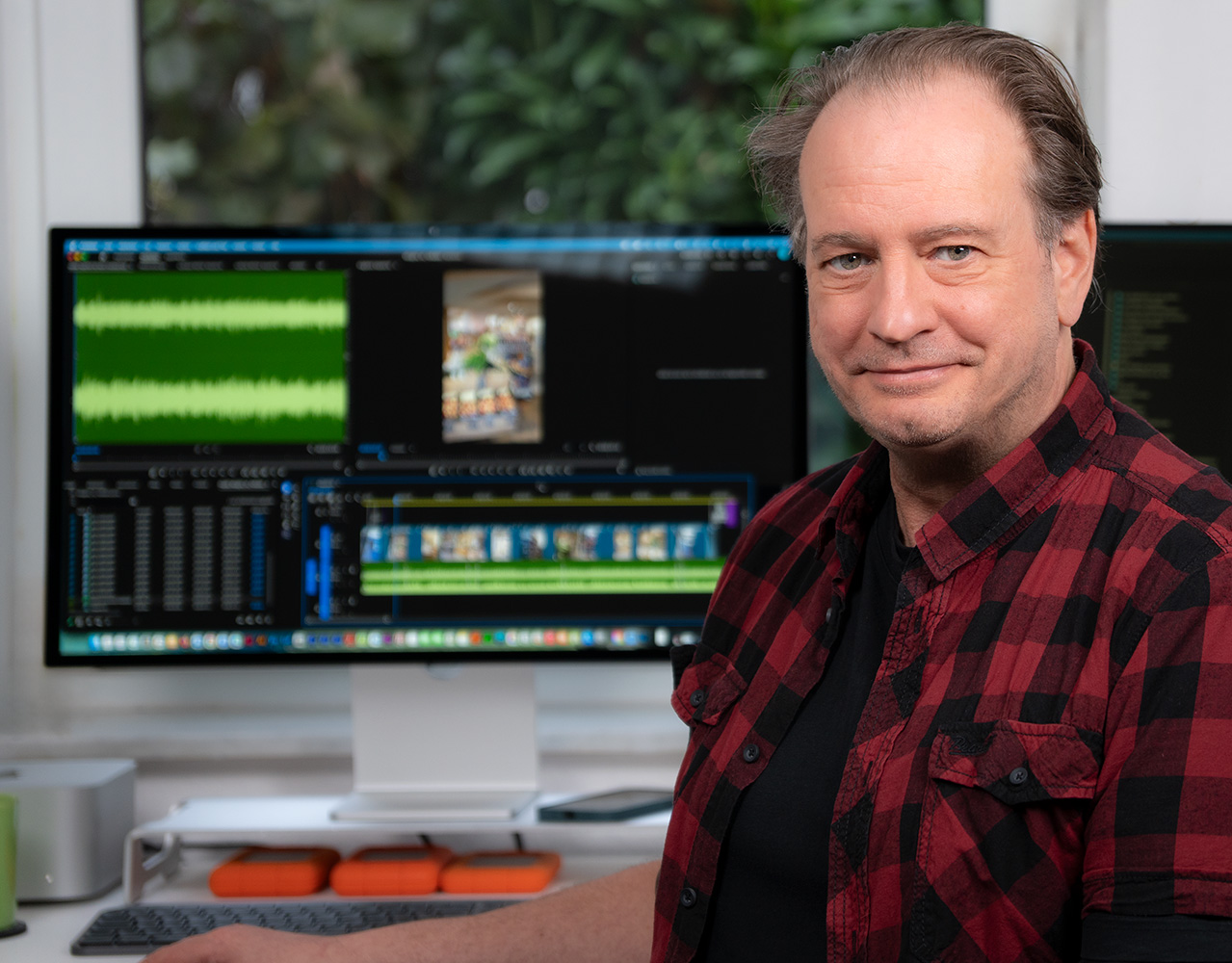 Foto: Andre Spieker, Inhaber von SPIEKERDESIGN am Schreibtisch