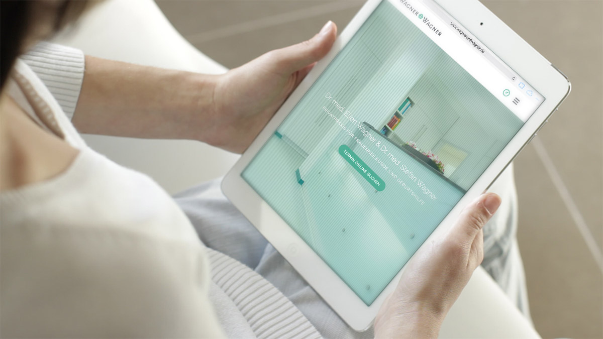 Ansicht der responsiven Praxiswebsite auf dem Tablet